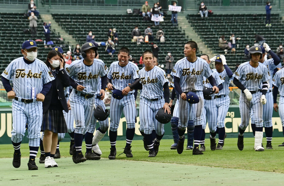 応援席へのあいさつを終え、肩を落として引き揚げる東海大甲府の選手たち＝阪神甲子園球場で２０２１年３月２０日、藤井達也撮影