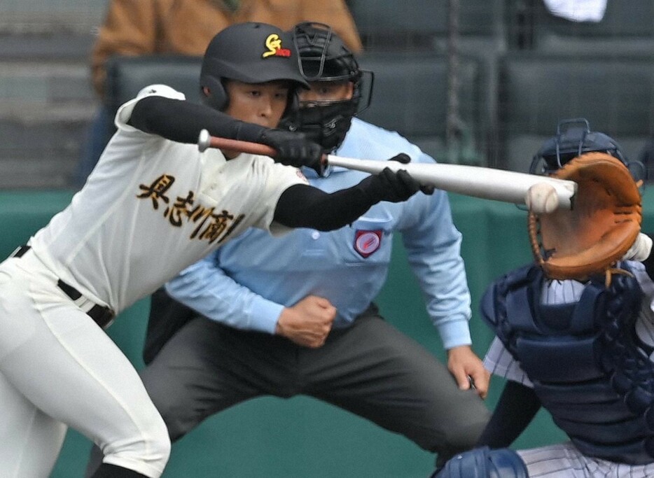 1回戦の八戸西戦で、四回裏具志川商1死一、三塁、大城がスクイズを成功させる＝阪神甲子園球場で2021年3月22日、平川義之撮影