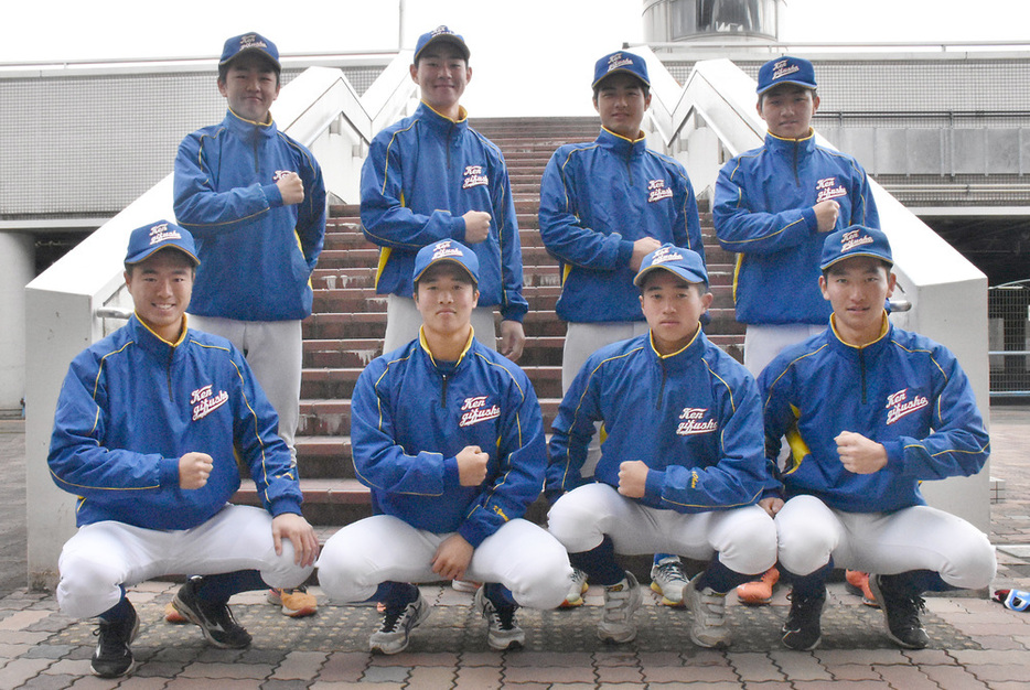 ２年生内野手。前列左から石原英弥、山本晃楓、大野倫永、湊将悟選手。後列左から河辺昌也、古賀太智、梅村豪、宇佐美佑典選手＝岐阜市長良福光の長良川球場で２０２１年３月４日、熊谷佐和子撮影