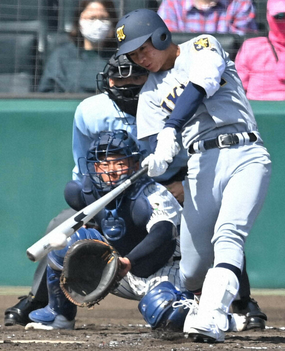 二回裏仙台育英1死二塁、遠藤が左前適時打を放つ＝阪神甲子園球場で2021年3月19日、津村豊和撮影