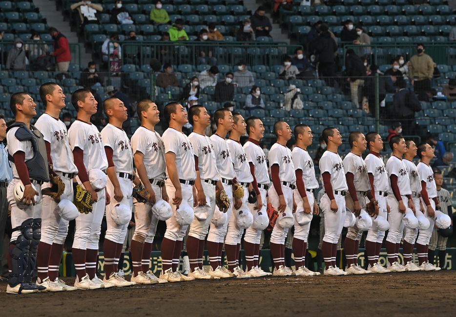 初戦を突破し、校歌を歌う常総学院の選手たち＝阪神甲子園球場で２０２１年３月２４日、津村豊和撮影