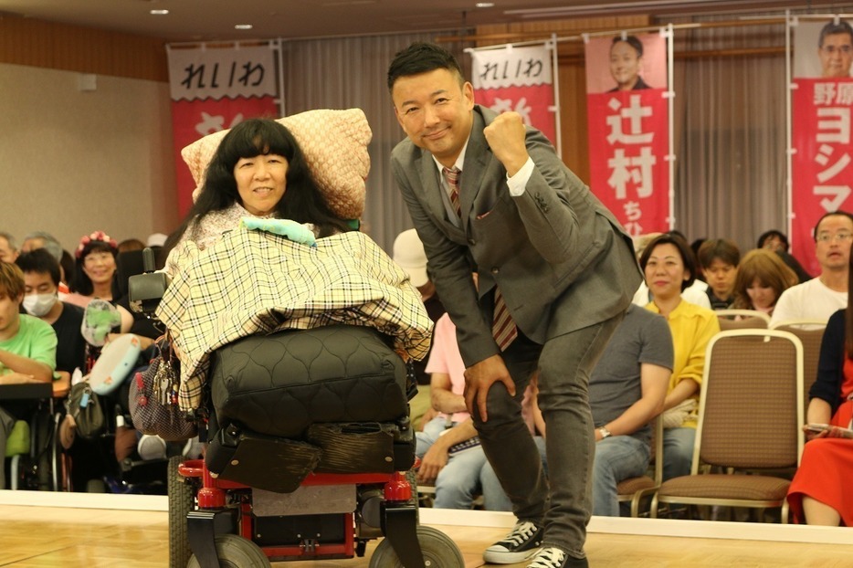 [写真]当選した木村英子氏（左）と山本太郎代表