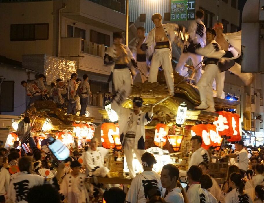 ［写真］元気に曳行する平野のだんじり＝12日午後10時すぎ、大阪市平野区で