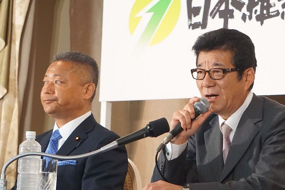 ［写真］会見を行う日本維新の会の馬場伸幸幹事長（左）と松井一郎代表