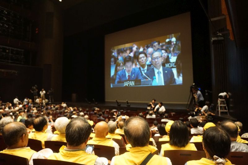 吉村知事の中継を見守る堺市民ら