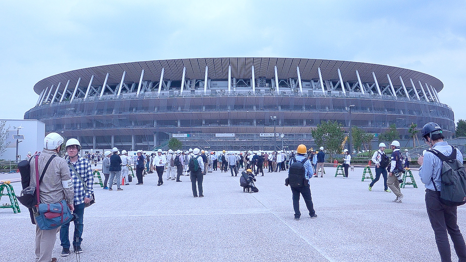 [画像]南側デッキから見たスタジアム。外装工事はほぼ完了