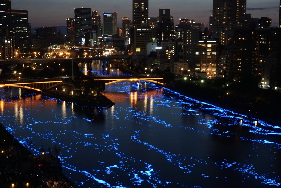 大阪市北区や中央区などを流れる大川に、LED内蔵の青く光る球を放流する「令和OSAKA天の川伝説2019」が7日夜、大川の天満橋～北浜付近で開かれ、多くの人の目を楽しませた。2年ぶりの開催で電球は過去最高の7万球が浮かべられた