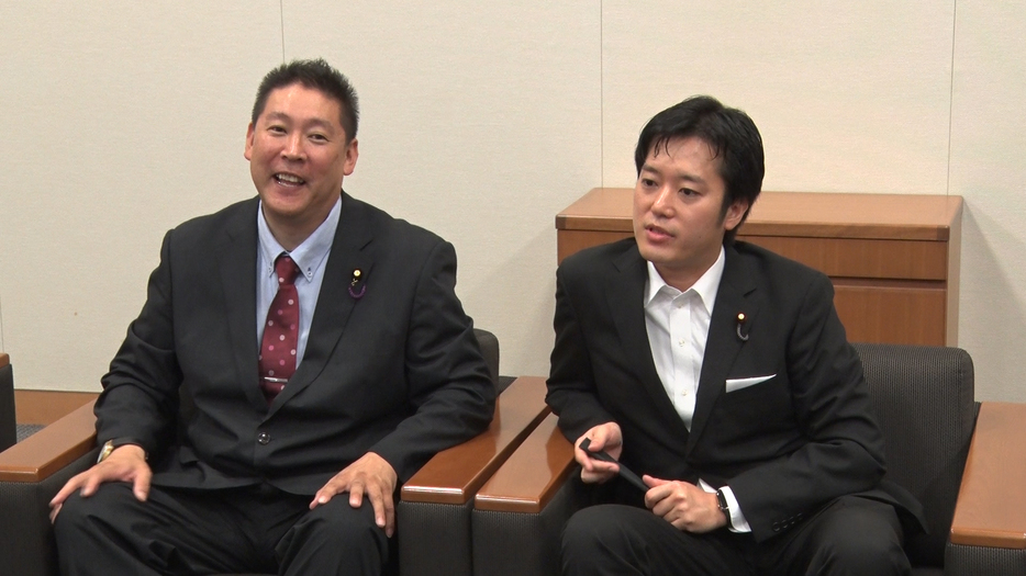 NHKスクランブル放送実現に向けて「僕のほうから菅官房長官にちょっと話をしたいと打診している」と立花代表（左）
