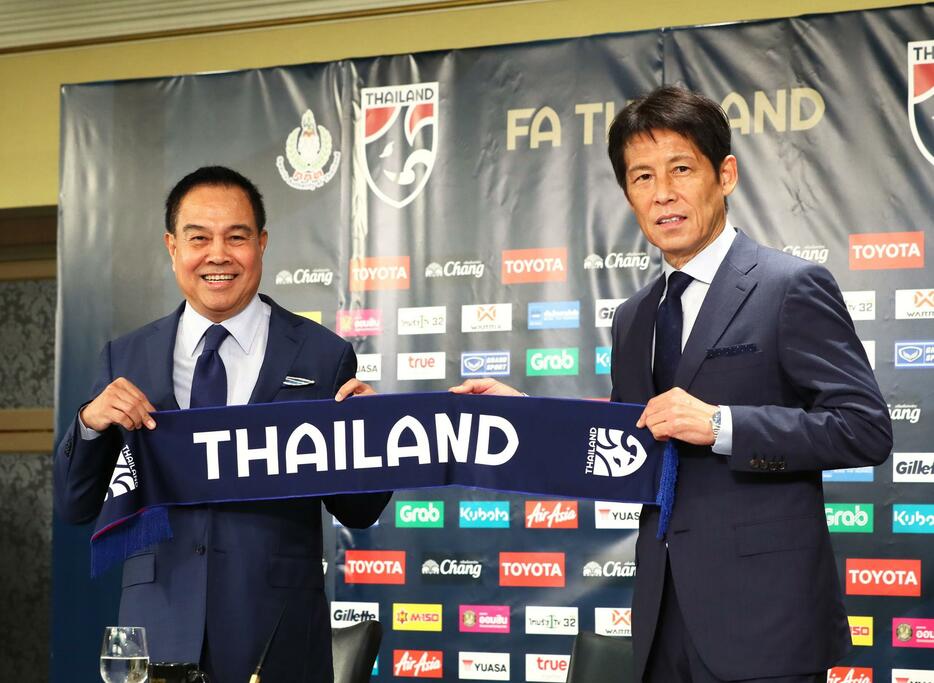 タイ代表監督に就任した西野氏はタイサッカー協会のソムヨット・プンパンムアン会長と会見に臨んだ（写真・日刊スポーツ／アフロ）