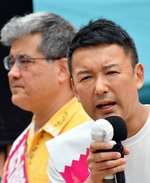 [写真]ネットを中心に支持を広げた「れいわ新選組」。山本太郎代表は落選したものの2議席を獲得した（Natsuki Sakai/アフロ）
