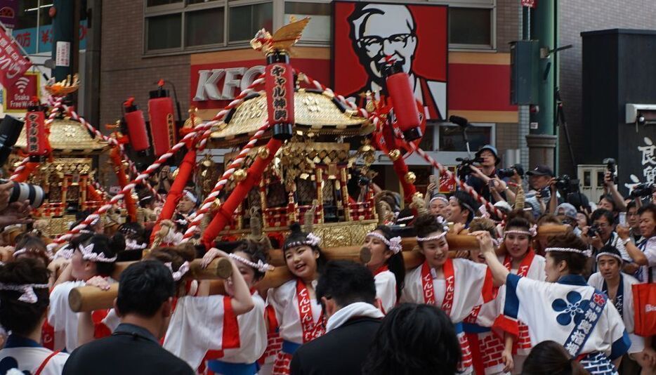 ［写真］ギャルみこしの勢いは周囲をにぎやかにしていた＝23日正午すぎ、大阪市北区で