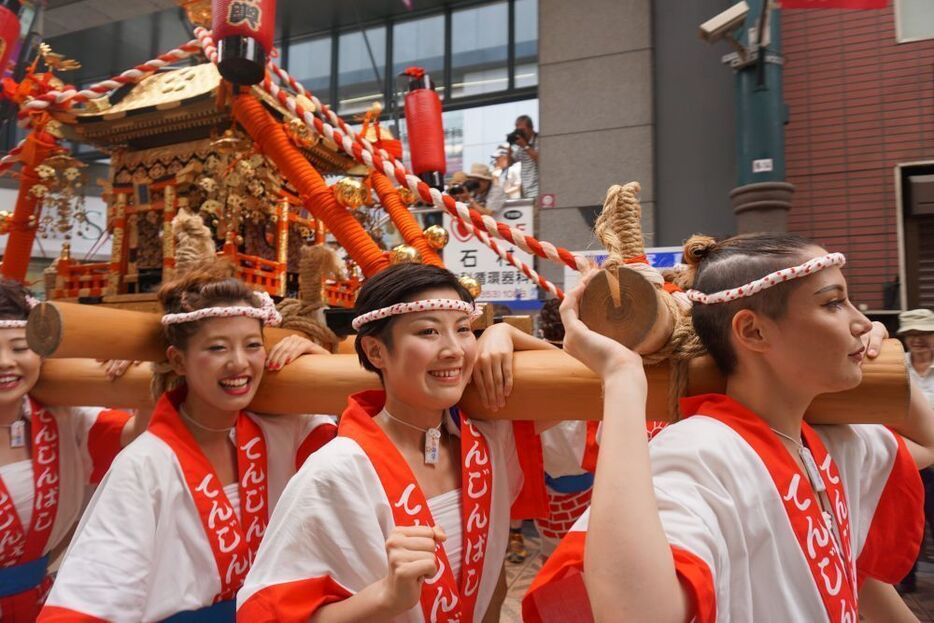 23日午後5時まで商店街を中心に練り歩きます