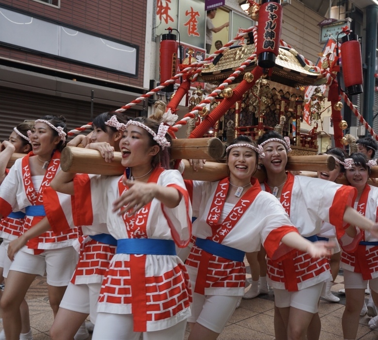 大阪市北区の「天神橋筋商店街」では、毎年恒例の「天神祭女性御神輿」（通称・ギャルみこし）が行われ、大阪の夏の風物詩「天神祭」の宵々宮を盛り上げた＝23日午後12時すぎ、大阪市北区で