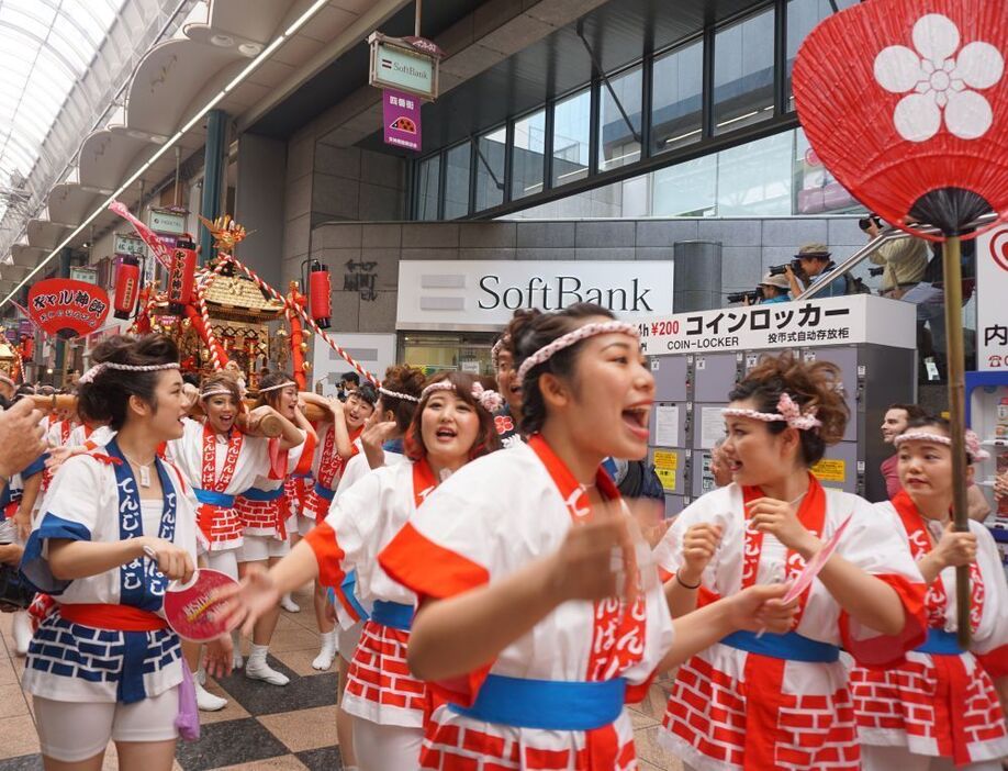 「わっしょい」の掛け声が商店街に響き渡る