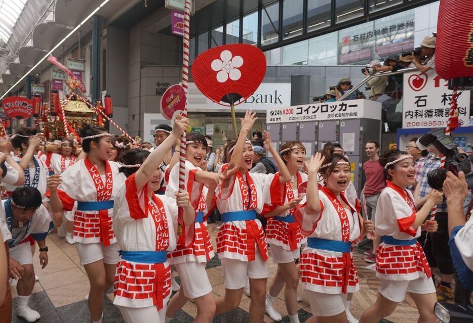 大勢の見物人が見守る中練り歩くギャルみこしの先頭