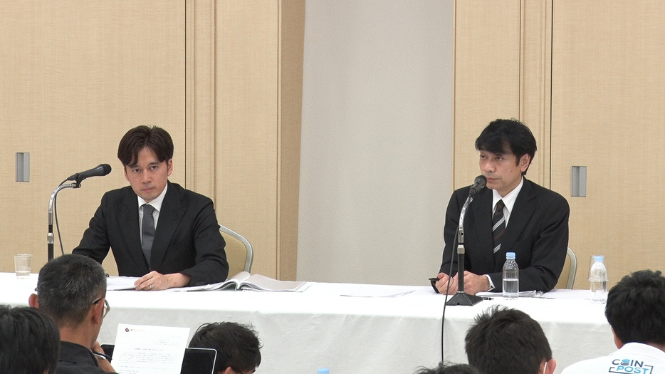 「今期の決算に与える影響は大きいと思っている」と小田社長（左）