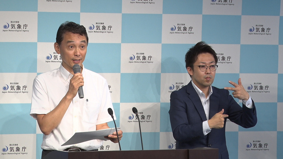 「特別警報の発表を待つことなく…」と繰り返した気象庁の黒良龍太主任予報官（左）＝東京都千代田区の気象庁で、2019年7月3日