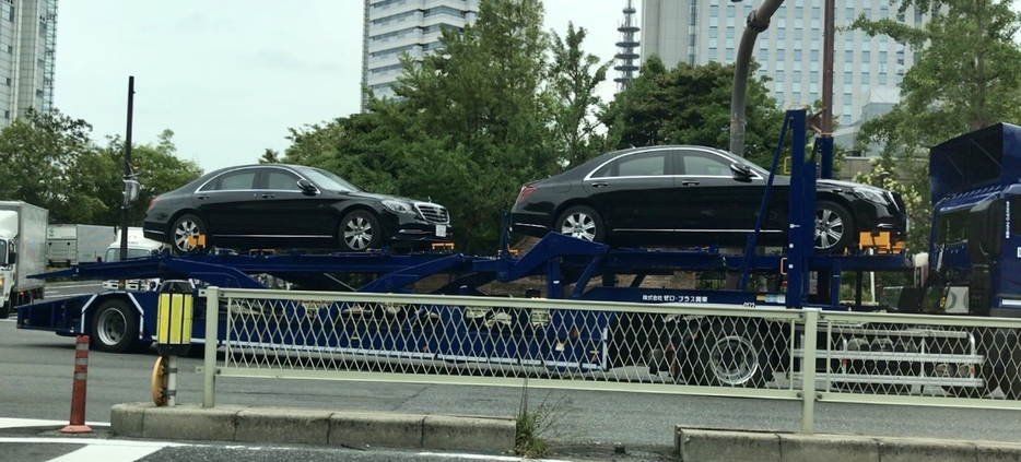 ［写真］関係車両も会場から運び出されていた＝1日、大阪市住之江区で