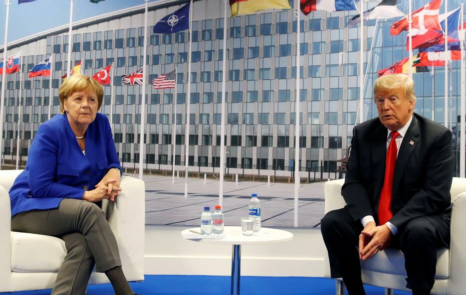 ブリュッセルで開催されたNATO首脳会議での独・メルケル首相（左）と米・トランプ大統領（写真：ロイター/アフロ）