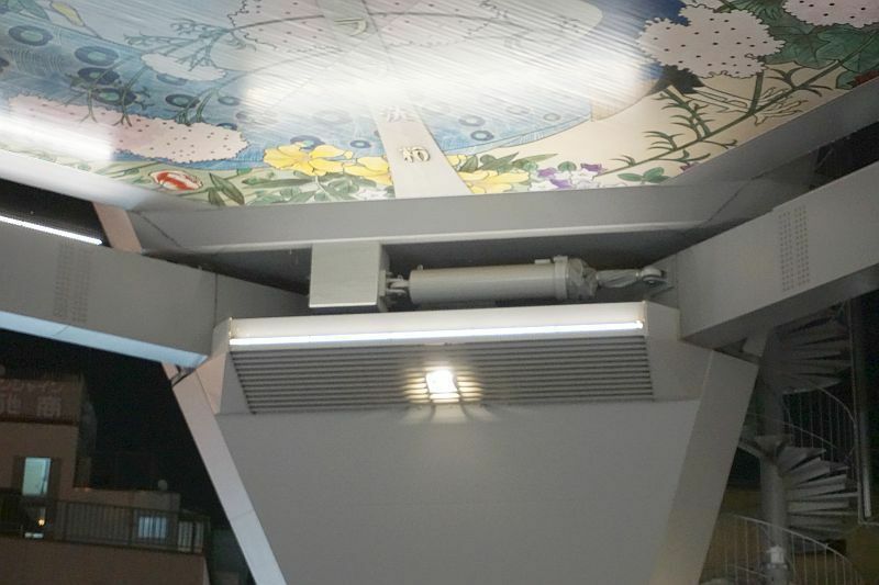 ［写真］通天閣の脚部に設置されたダンパー＝20日、大阪市浪速区で（撮影：柳曽文隆）
