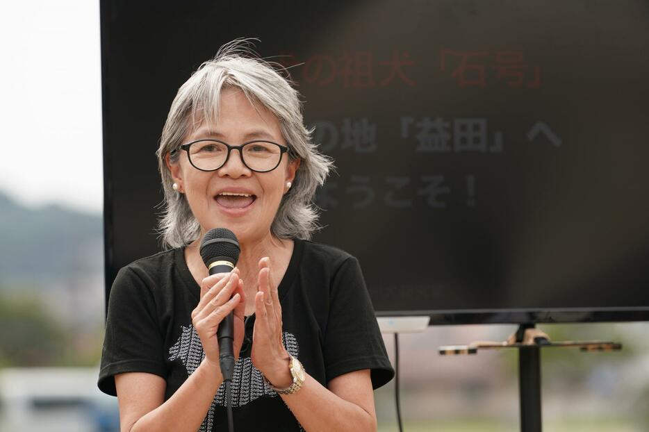 [写真]展覧会場で開かれたイベントでプレゼンする河部真弓さん＝島根県益田市