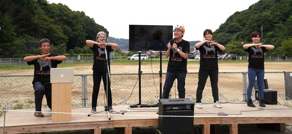 [写真]『石』の歌と石号のポーズを披露する河部真弓さんら＝島根県益田市