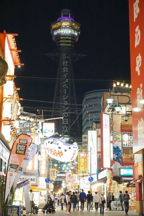 ［写真］1か月以上点灯していない通天閣のネオン＝20日夜、大阪市浪速区で（撮影：柳曽文隆）