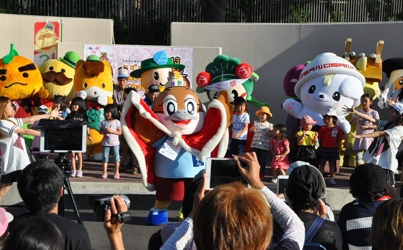 ［写真］誕生会で祝福を受けるもずやん（前列中央）。脱カド番なるか＝大阪市天王寺区の天王寺動物園で（撮影：岡村雅之）