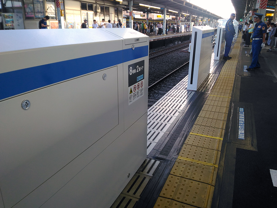10月4日にも人身事故が発生したJR新小岩駅（東京都葛飾区）で、同月下旬から快速線ホームドアが本格稼働する予定（本体は設置済み）。事故の抑止効果に地元の期待は大きい。ちなみに4日の事故はドア設置のない各駅停車ホームで起きた。（撮影：志和浩司）
