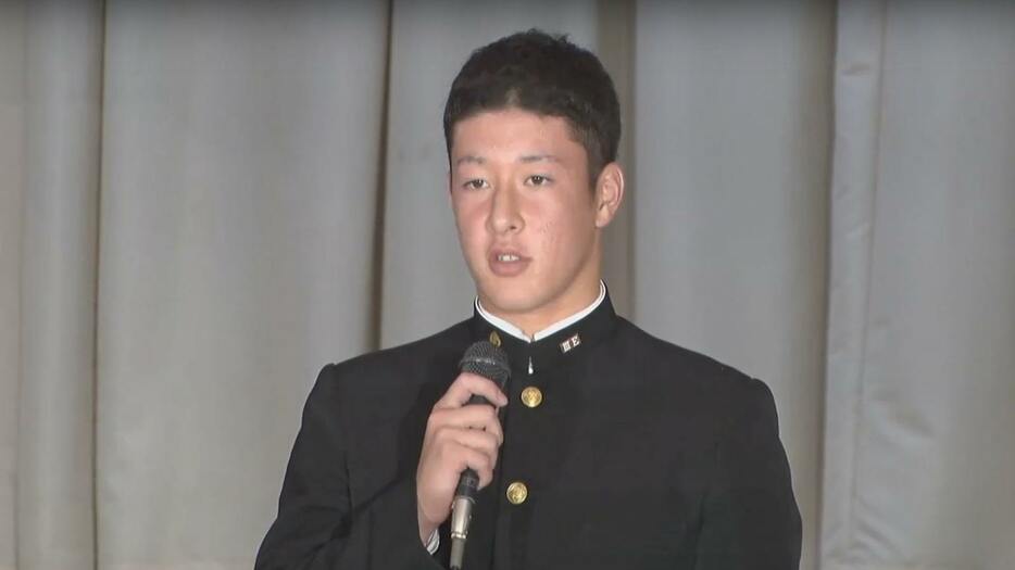 会見冒頭でプロ志望を表明する吉田投手