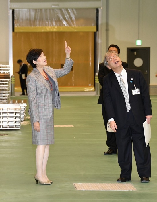 [写真]2018年9月、豊洲開場式典前に市場内を視察する小池知事（左）（Natsuki Sakai/アフロ）