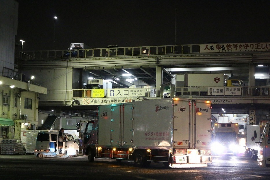 [写真]10月6日、最終営業日を迎えた築地市場の正門前