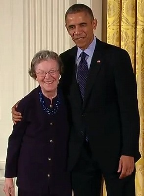 [写真]エディス・フラニゲン博士（左）（U.S. White House via Wikimedia Commons）