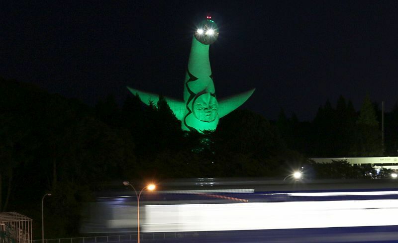 [写真]緑色に輝く太陽の塔＝16日午後10時ごろ、大阪府吹田市で