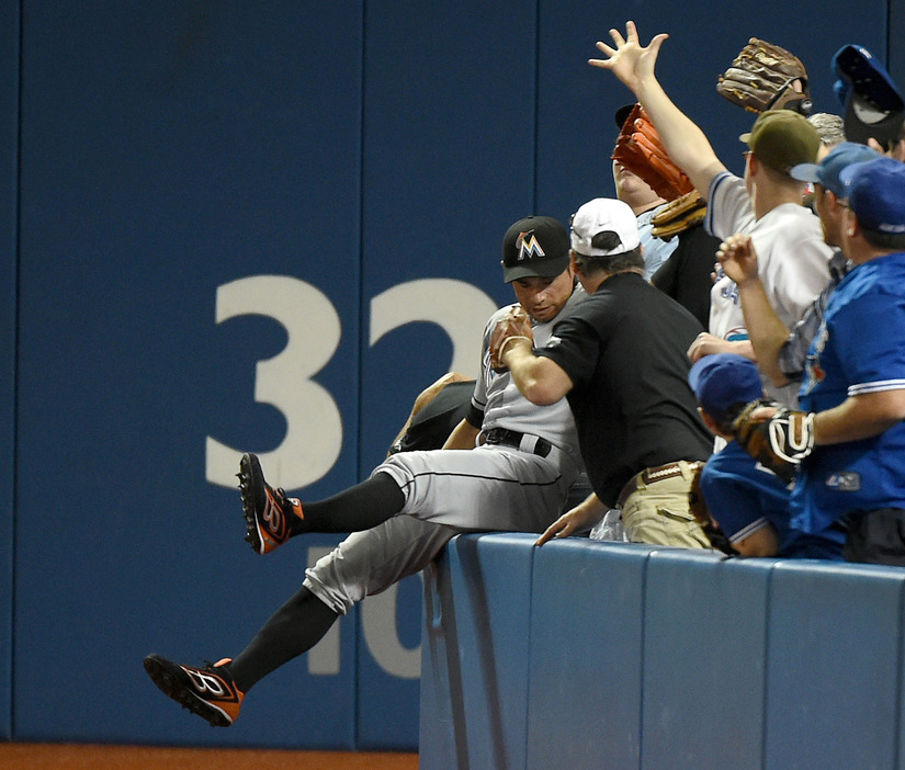 ブルージェイズ戦で観客席に飛び込むイチロー＝2015年6月8日（写真：USA TODAY Sports/アフロ）