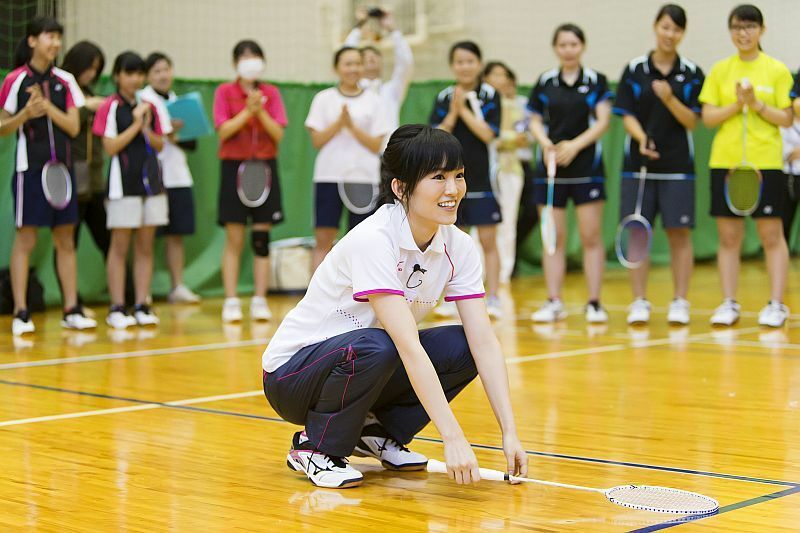 [写真]金蘭会高・中学校バドミントン部の1日マネジャーに挑戦した山本彩＝5日午後、大阪市北区で（ミズノ提供）