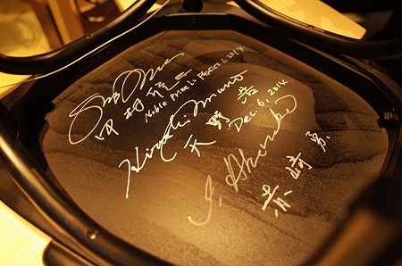 [写真]ノーベル博物館のカフェの椅子には、受賞者たちがサインをしていく（写真：未来館・福田大展）