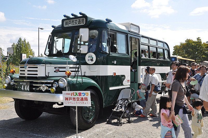 [写真]神戸市交通局のボンネットバス「こべっこ2世号」（レプリカ車両）。曲線が映える車体デザインに昭和の香りが漂う＝大阪市鶴見区の花博記念公園鶴見緑地