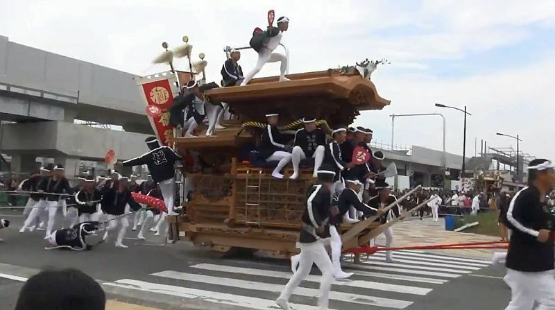 [写真]10月も泉州各地でだんじり祭が行われる=2014年10月、東岸和田駅前で撮影