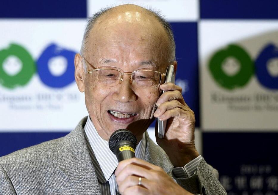 [写真]ノーベル医学生理学賞の受賞会見中には安倍首相から祝福の電話があった（ロイター/アフロ）