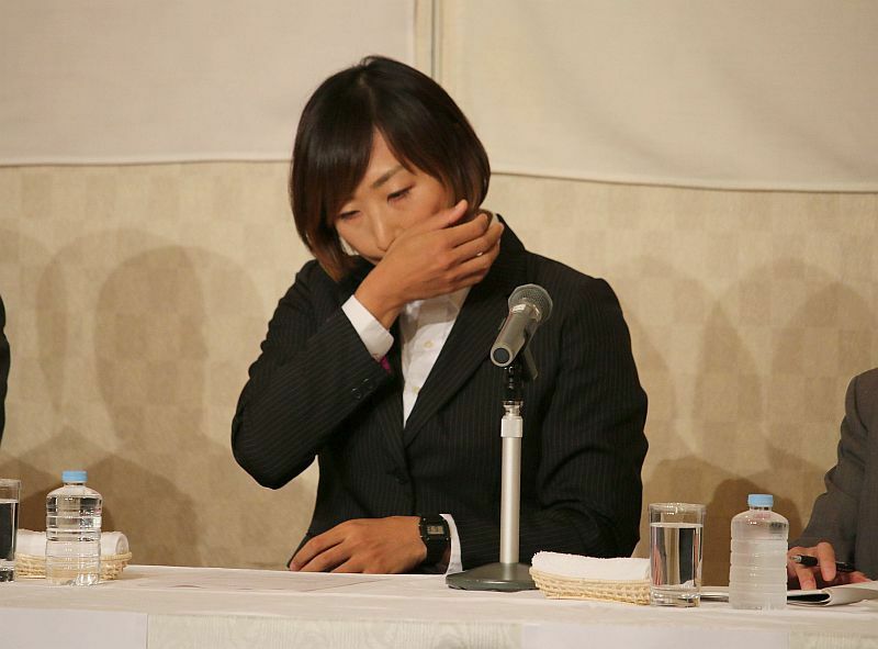 [写真]山崎は涙をこらえきれず