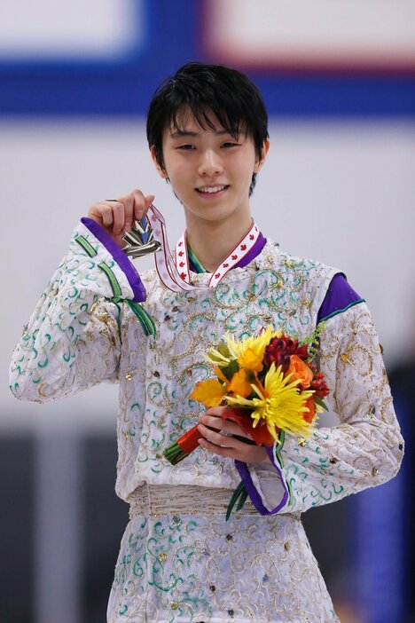 笑顔でメダルを掲げる羽生結弦。総合277.19点で今季初戦を飾る＝2015年10月15日（写真：田村翔/アフロスポーツ）