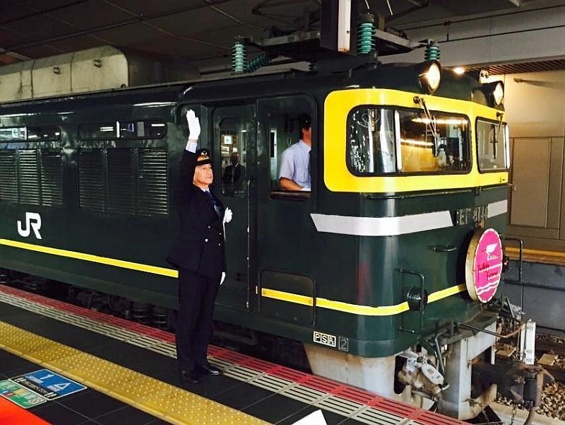 [写真]北陸に向け出発するトワイライトエクスプレス＝1日午前10時20分ごろ、JR大阪駅で