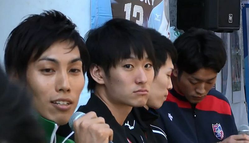 [写真]柳田選手（左から2番目）らVリーガーの登場にファンらは大興奮の様子だった＝19日午後、大阪市北区で
