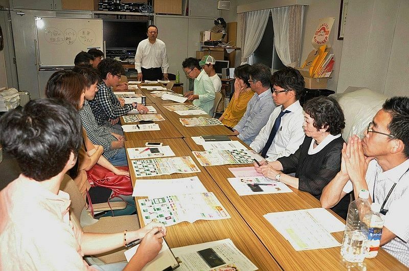 [写真]駒川商店街振興組合のまちゼミ研修会で講師を務める松井洋一郎さん＝大阪市東住吉区駒川4の同振興組合事務所