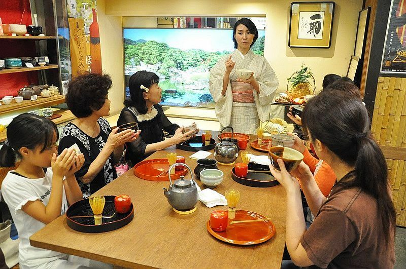 [写真]大阪・千林商店街が取り組む「千林まちゼミ」の講座のひとつ「女子力UPの茶道教室」。終了後、受講生から「早くお茶会に出たくなった」との声が聞かれた