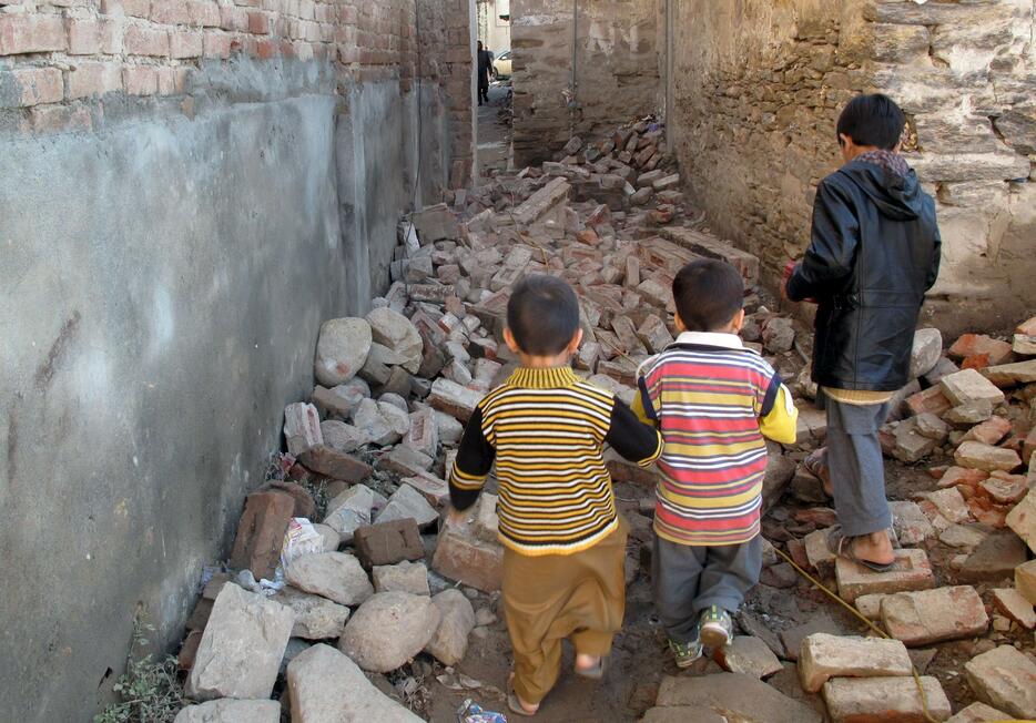 がれきが散乱する路地＝2015年10月27日（写真：ロイター/アフロ）