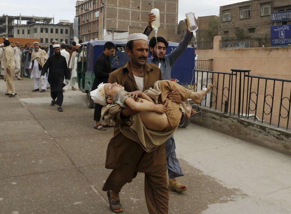 アフガニスタン国境に近いパキスタン・ペシャワールで＝2015年10月26日（写真：ロイター/アフロ）