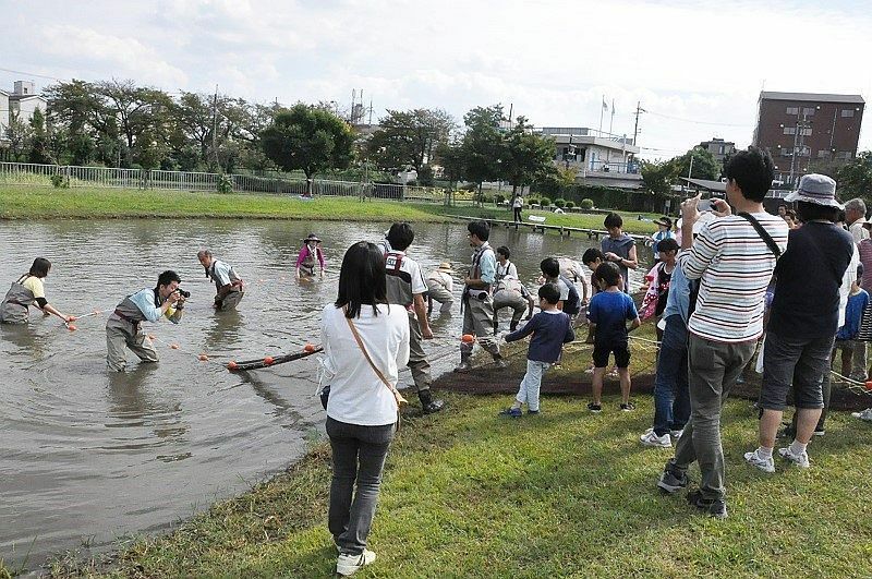 [写真]子どもたちも手伝って地引網が行われた