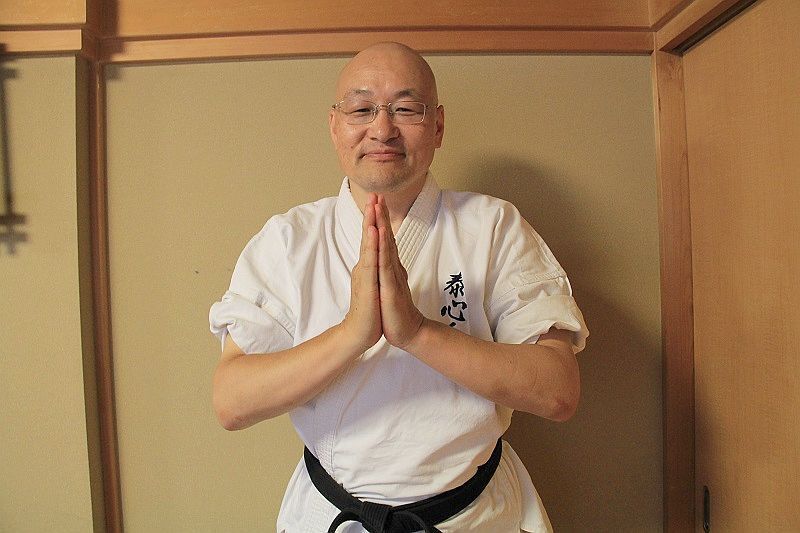 [写真]西栄寺東京別院の榎本勝彦さん、空手を教えている